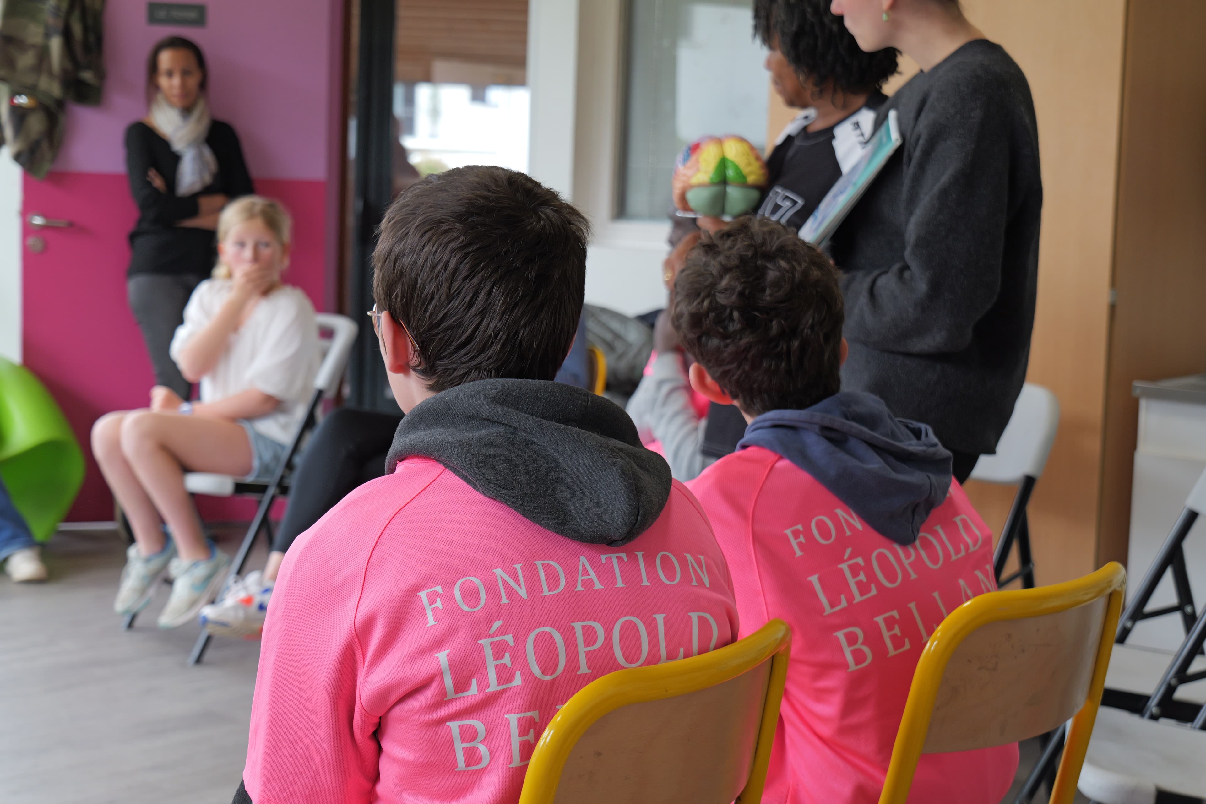 Atelier créatif — enfant et jeune adulte concentrés