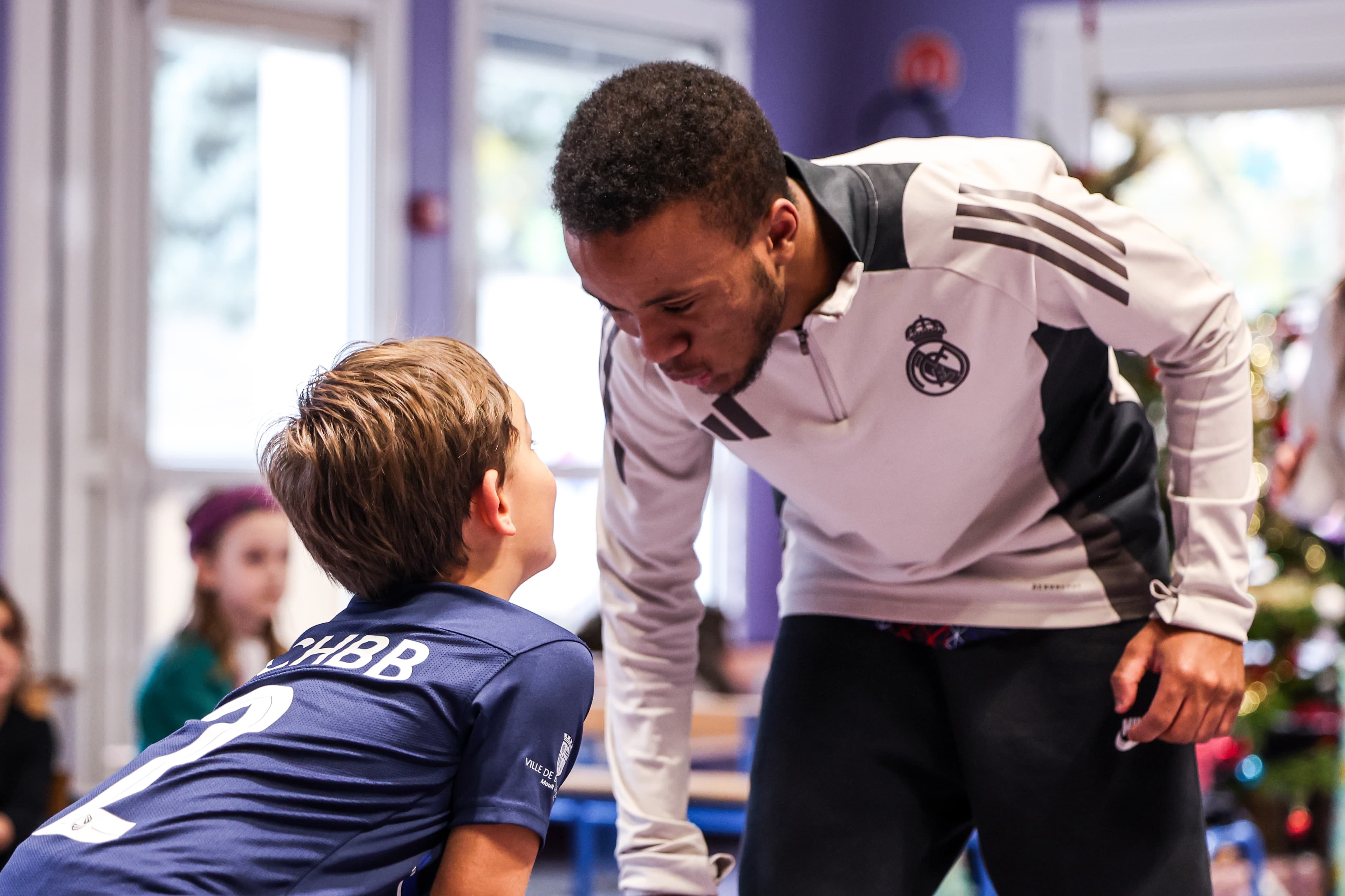 Atelier créatif — enfant et jeune adulte concentrés
