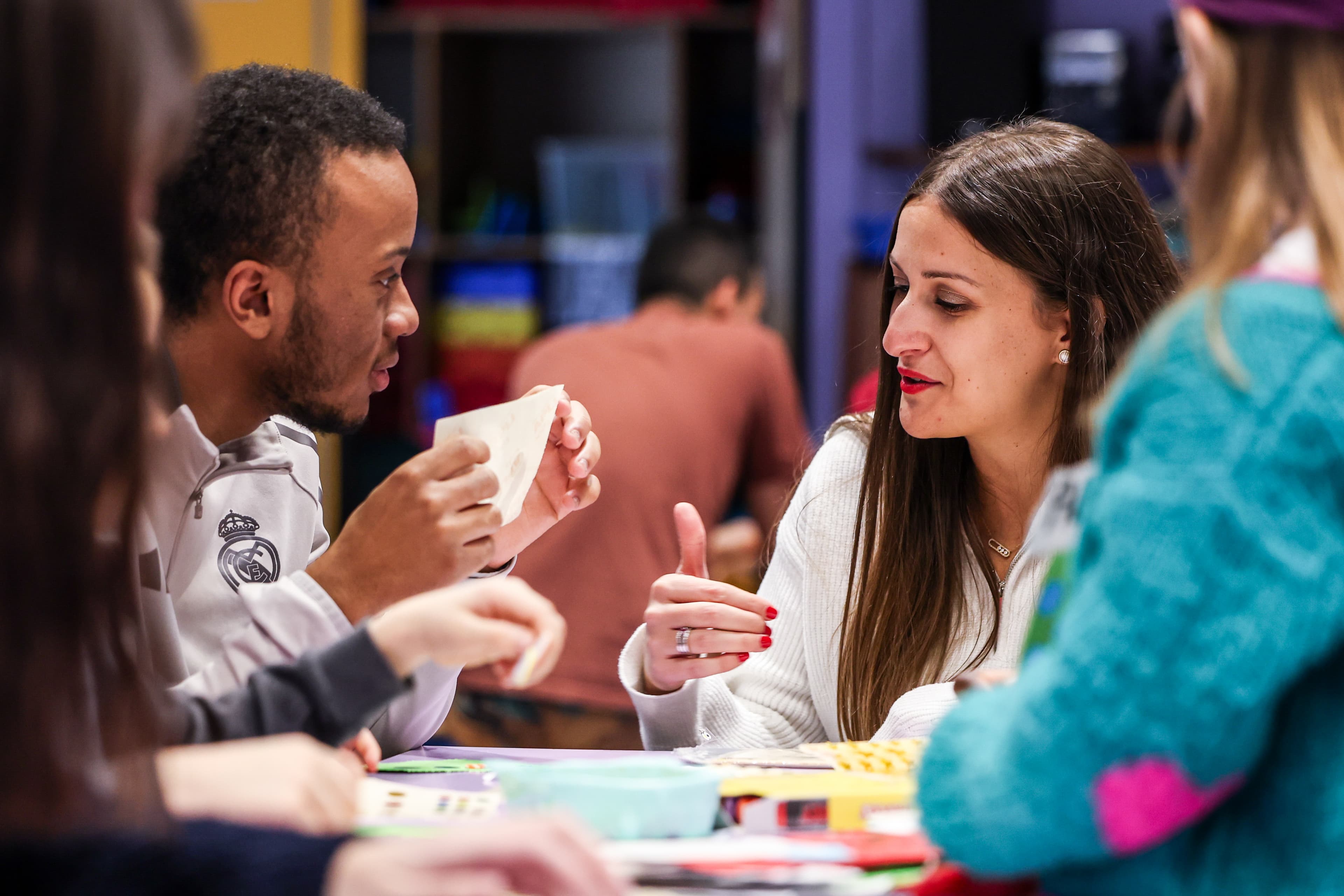 Atelier en cercle — échange dans une salle de classe